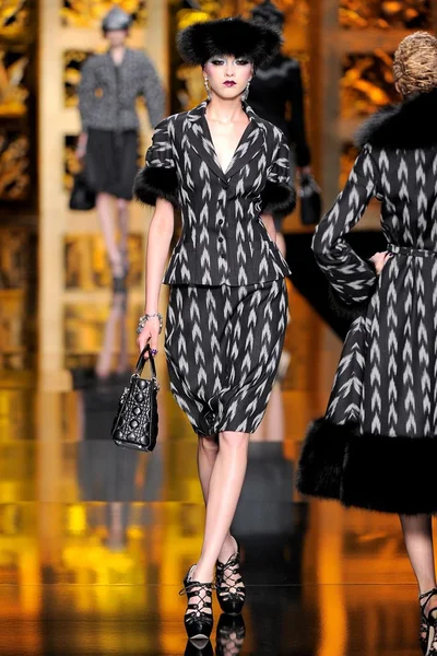 Look 3